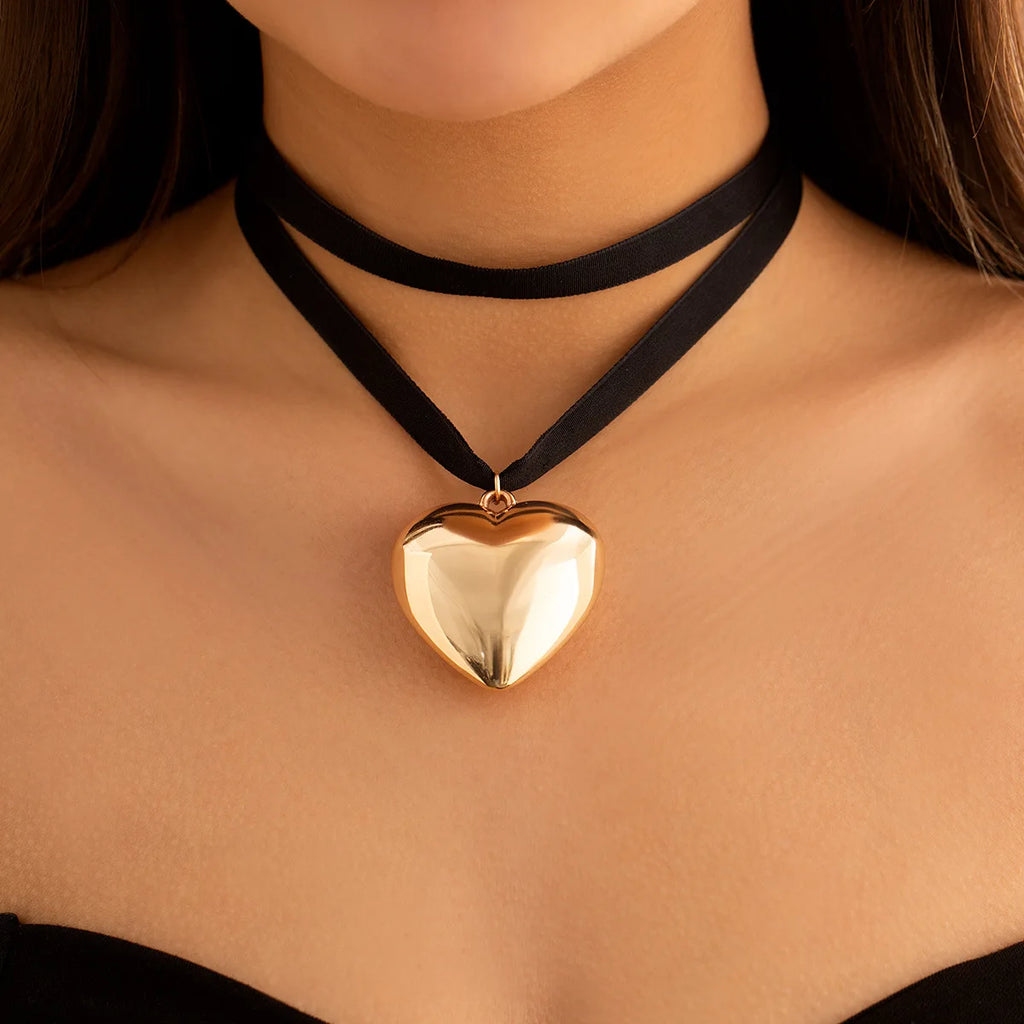 Boho Herzanhänger Halskette für Frauen - Mehrschichtiges schwarzes Stoff-Design - Klassischer Modeschmuck für Damen