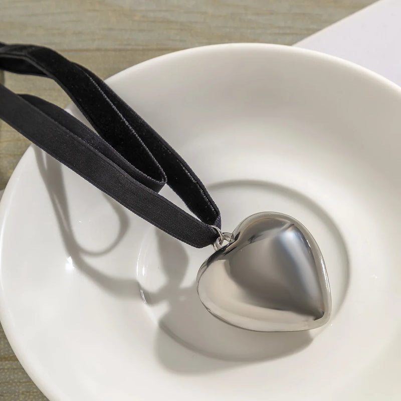 Boho Herzanhänger Halskette für Frauen - Mehrschichtiges schwarzes Stoff-Design - Klassischer Modeschmuck für Damen