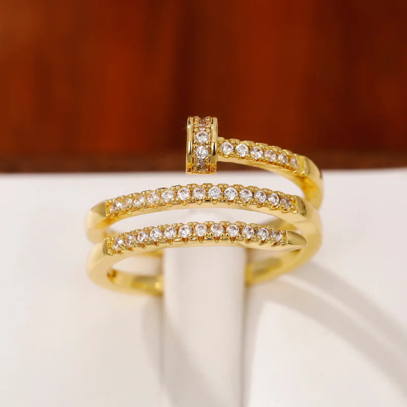 Modischer Fingerring für Mädchen mit coolem Nageldesign und funkelnden Zirkonia-Steinen - Accessoires im Punk-Stil für Frauen