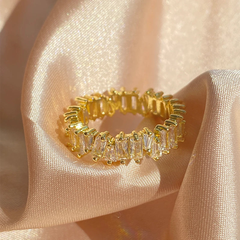 Eleganter Baguette Cubic Zirkonia Verlobungsring für Frauen Luxuriöser Hochzeitsschmuck mit 18K Goldplattierung