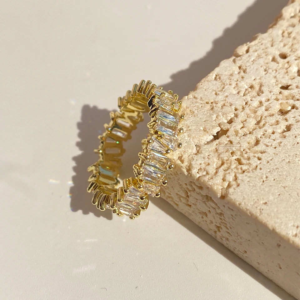 Eleganter Baguette Cubic Zirkonia Verlobungsring für Frauen Luxuriöser Hochzeitsschmuck mit 18K Goldplattierung