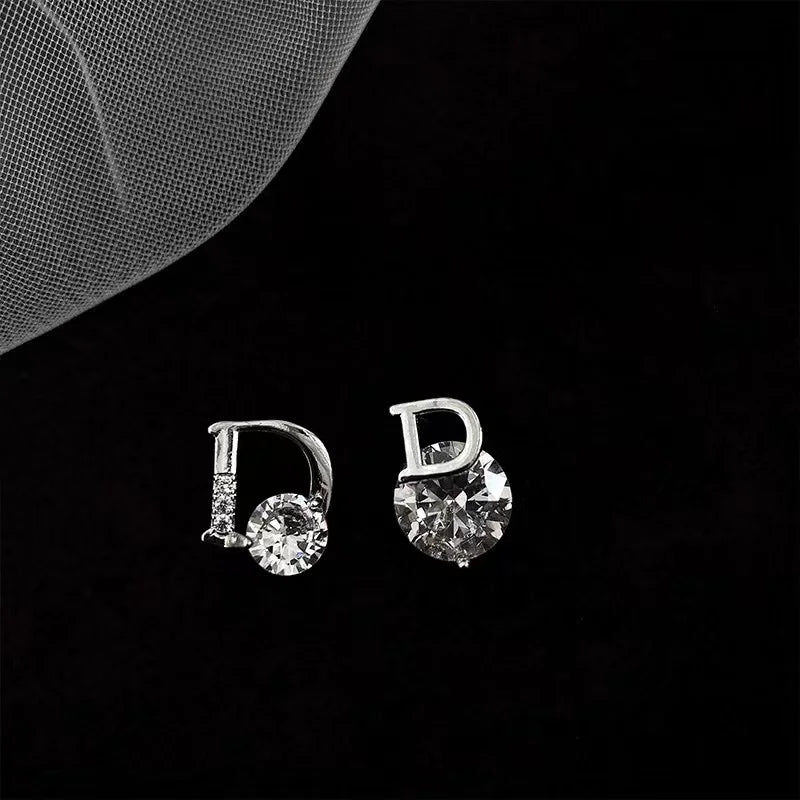 Elegante D-Buchstabe mit Zirkon-Design Asymmetrische Ohrstecker - Mode Schmuck Hochzeit Party Luxus Accessoires für Frauen