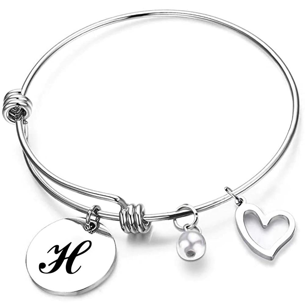 Passen Sie Den Ersten Buchstaben Armreifarmbänder Mit Perlen Und Herzzauber An