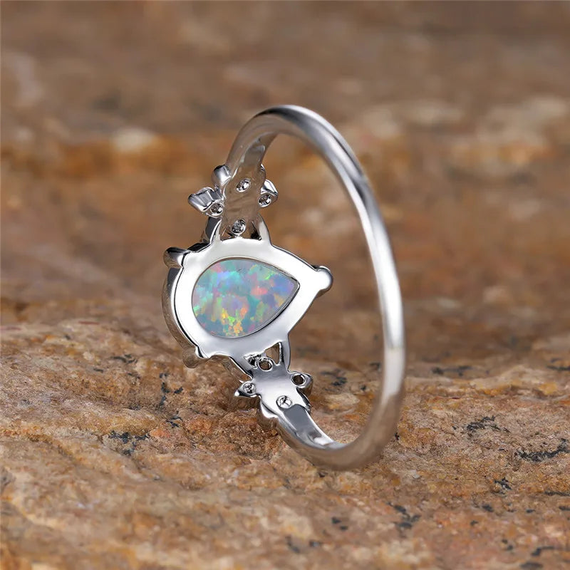 Eleganter Verlobungsring mit Wassertröpfchen-Stein, weiße Feueropal-Blumenringe für Frauen, trendiger silberner Hochzeitsschmuck, Partyaccessoire