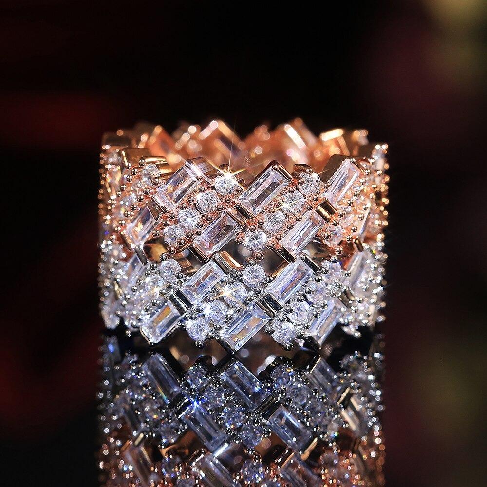 Schillerner Zirkon Mit Einem Juwelenring