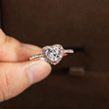 Herrliche Herzförmige Ringe Von Strasssteinen