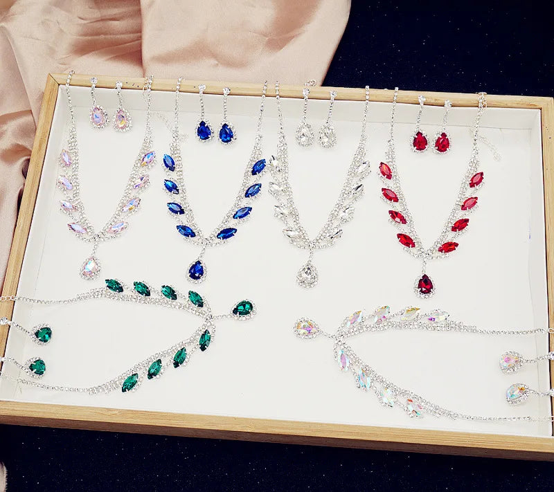 Elegantes Schmuckset mit rosa, roten, grünen und blauen Kristallhalskette und Ohrringen für Frauen