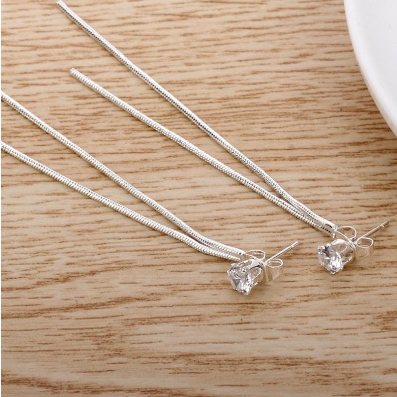 Elegante Silberne Langstropfen Ohrringe Mit Strasssteinen