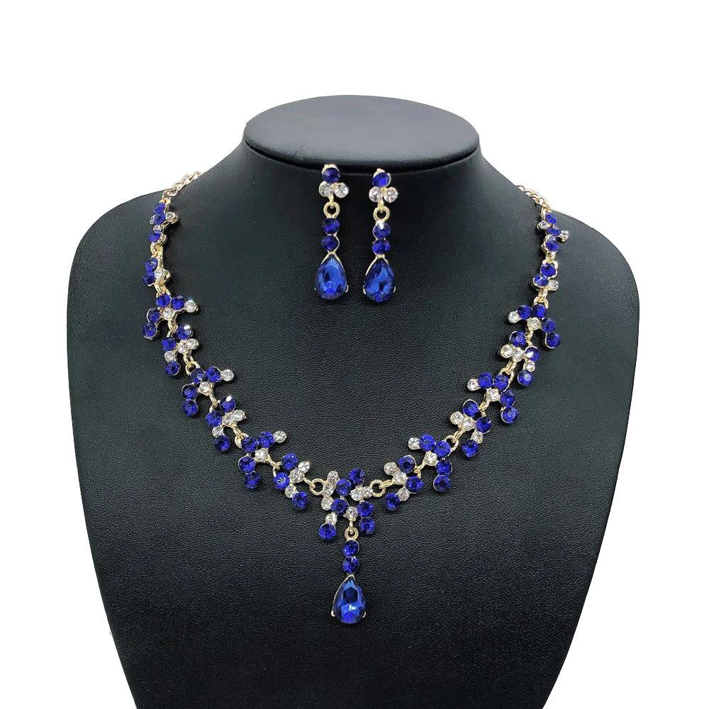 Bezaubernde Strasskette Und Ohrring Set
