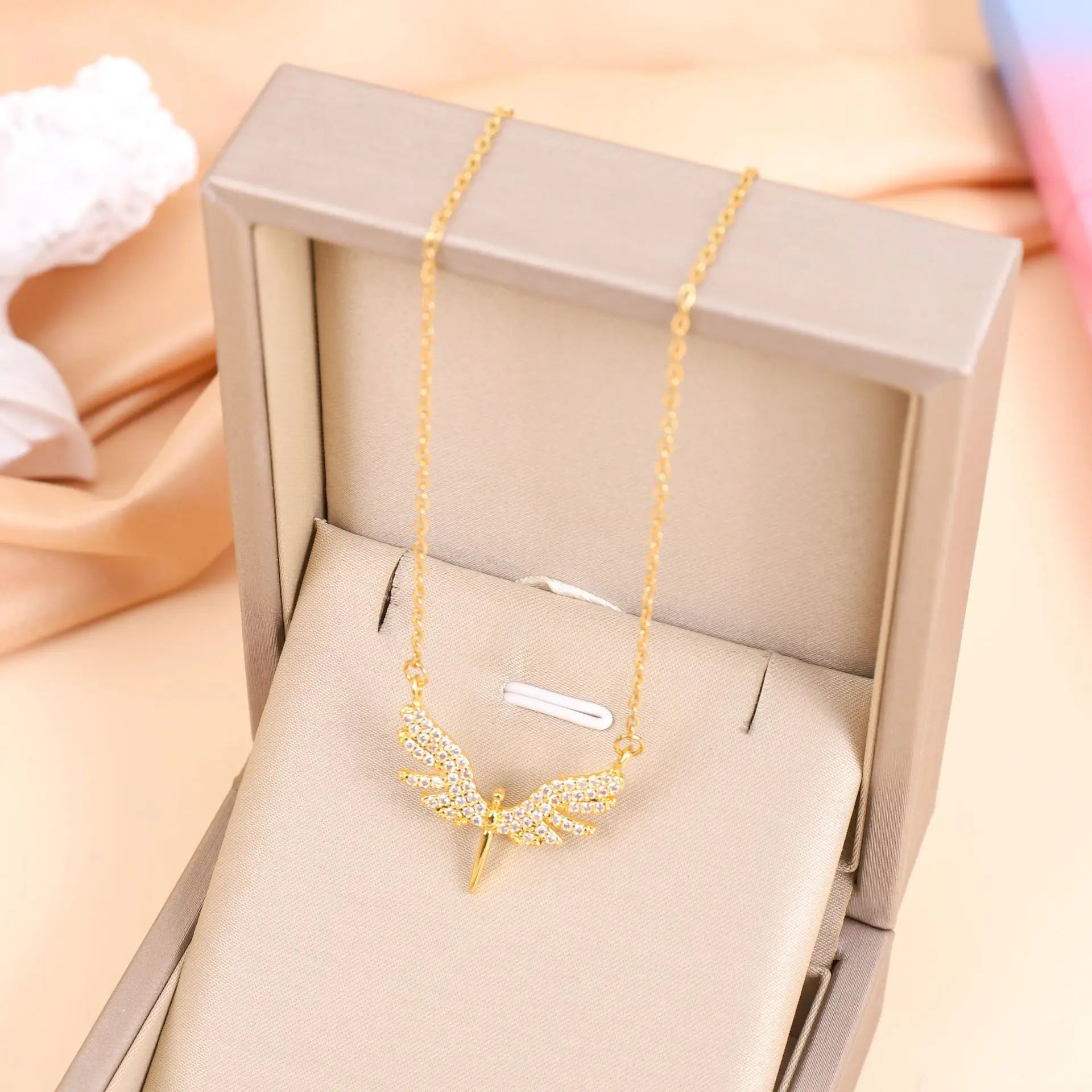 Eleganter Modeschmuck Anhänger Halskette für Frauen mit nicht verblassenden Kupfer- und Zirkonia-Engelsflügeln - Halskette