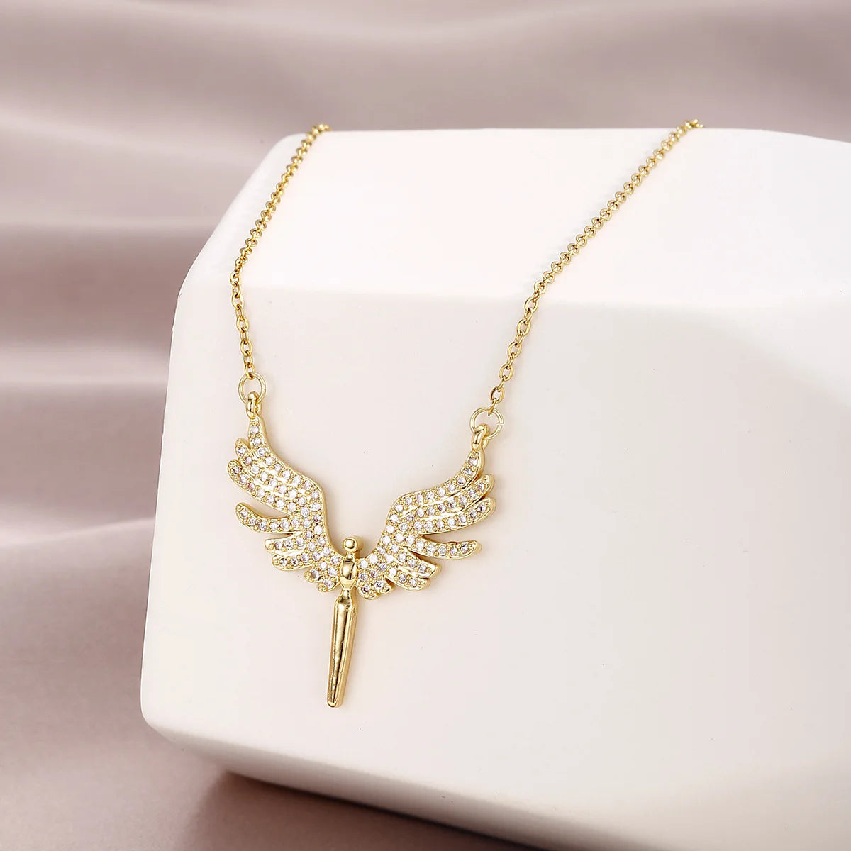 Eleganter Modeschmuck Anhänger Halskette für Frauen mit nicht verblassenden Kupfer- und Zirkonia-Engelsflügeln - Halskette