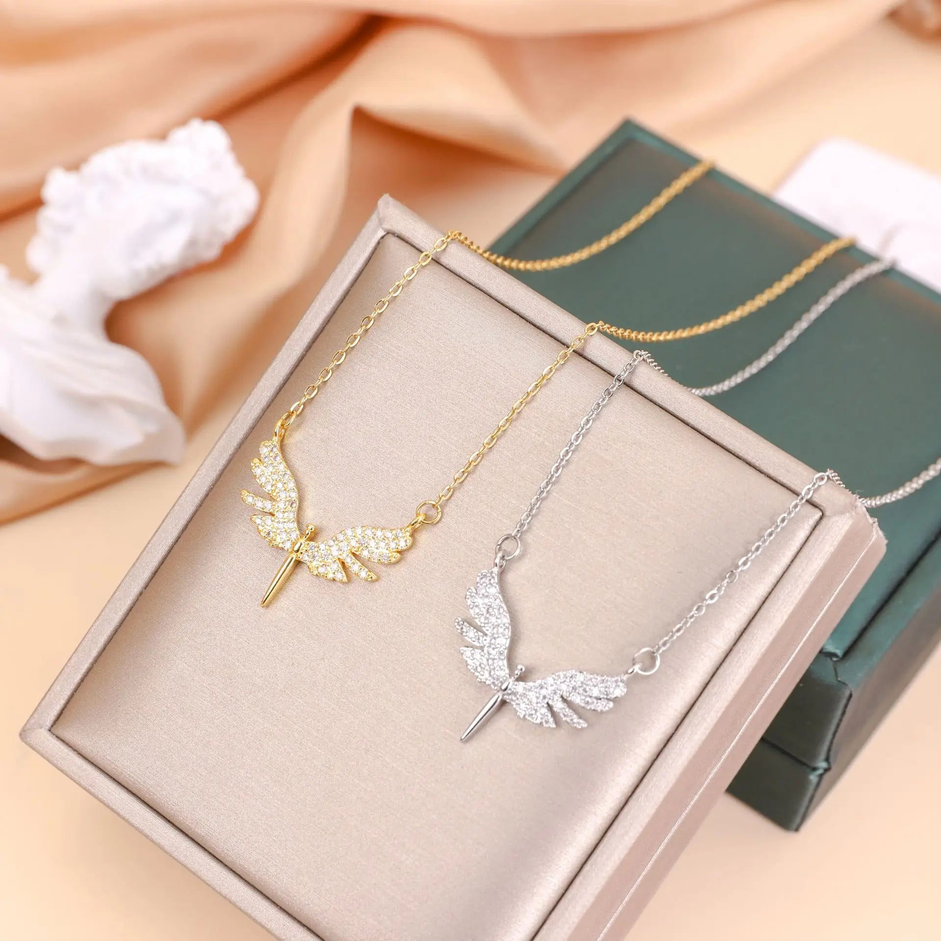 Eleganter Modeschmuck Anhänger Halskette für Frauen mit nicht verblassenden Kupfer- und Zirkonia-Engelsflügeln - Halskette