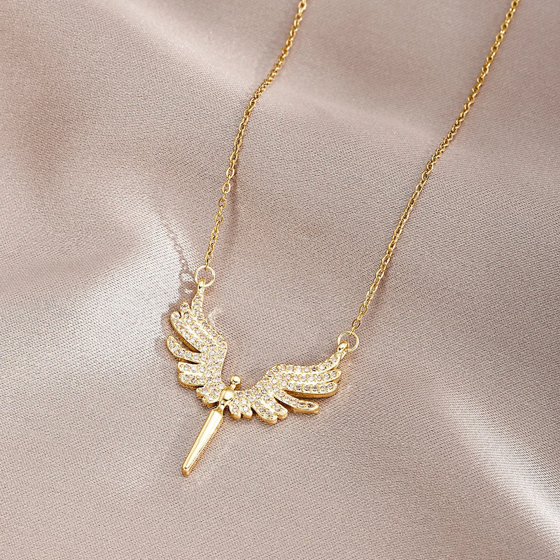 Eleganter Modeschmuck Anhänger Halskette für Frauen mit nicht verblassenden Kupfer- und Zirkonia-Engelsflügeln - Halskette