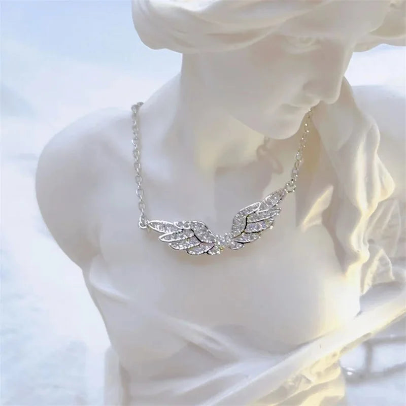 Eleganter Modeschmuck Engel Flügel Halskette Klassisches Retro-Design Weißes Mikromosaik Edelstahlanhänger