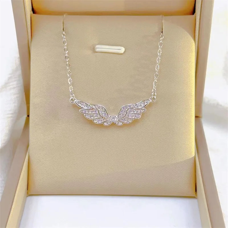 Eleganter Modeschmuck Engel Flügel Halskette Klassisches Retro-Design Weißes Mikromosaik Edelstahlanhänger