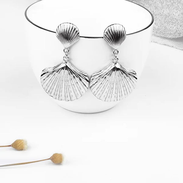 Boho Schmuck: Große natürliche Muschelohrringe in Gold für Frauen