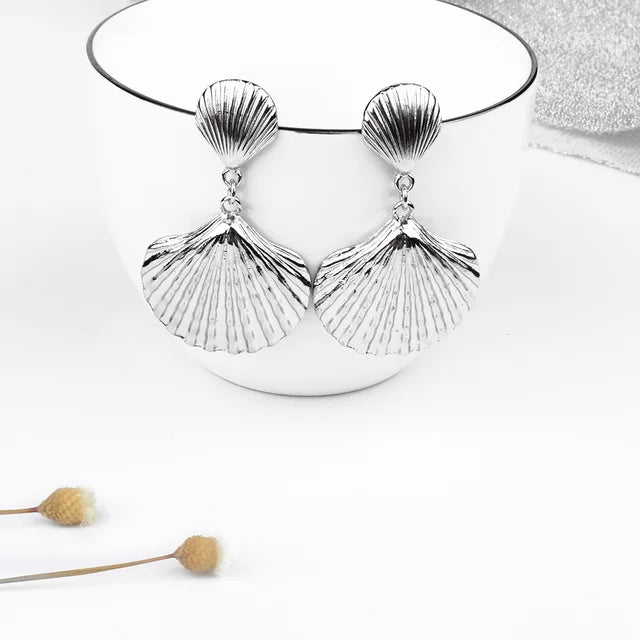 Boho Schmuck: Große natürliche Muschelohrringe in Gold für Frauen