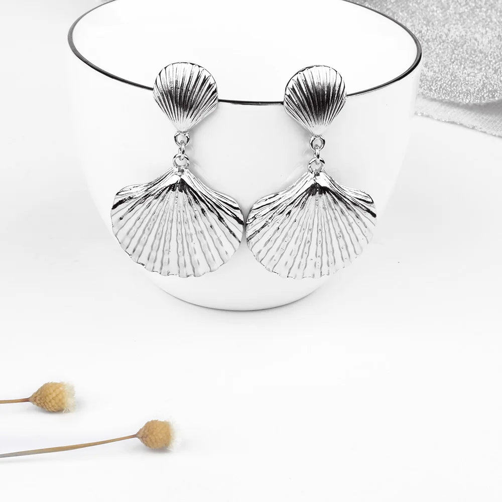 Boho Schmuck: Große natürliche Muschelohrringe in Gold für Frauen