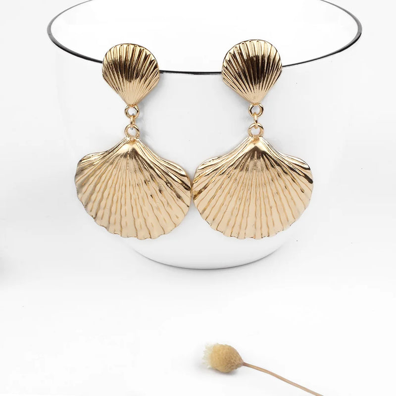 Boho Schmuck: Große natürliche Muschelohrringe in Gold für Frauen