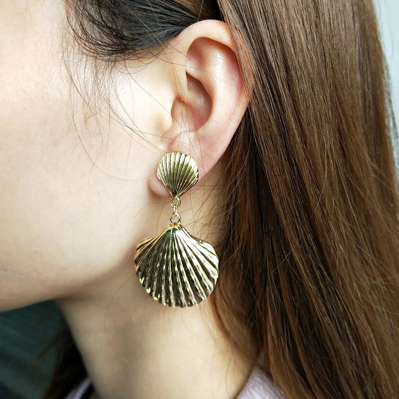 Boho Schmuck: Große natürliche Muschelohrringe in Gold für Frauen