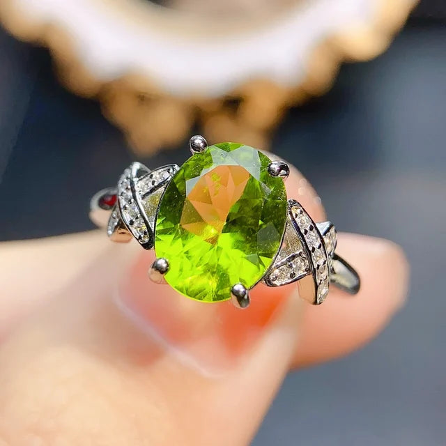 Eleganter feiner Modeschmuckring mit großem Natur-Saphir aus Sri Lanka