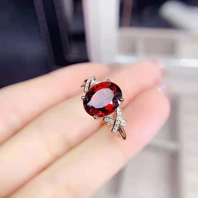 Eleganter feiner Modeschmuckring mit großem Natur-Saphir aus Sri Lanka