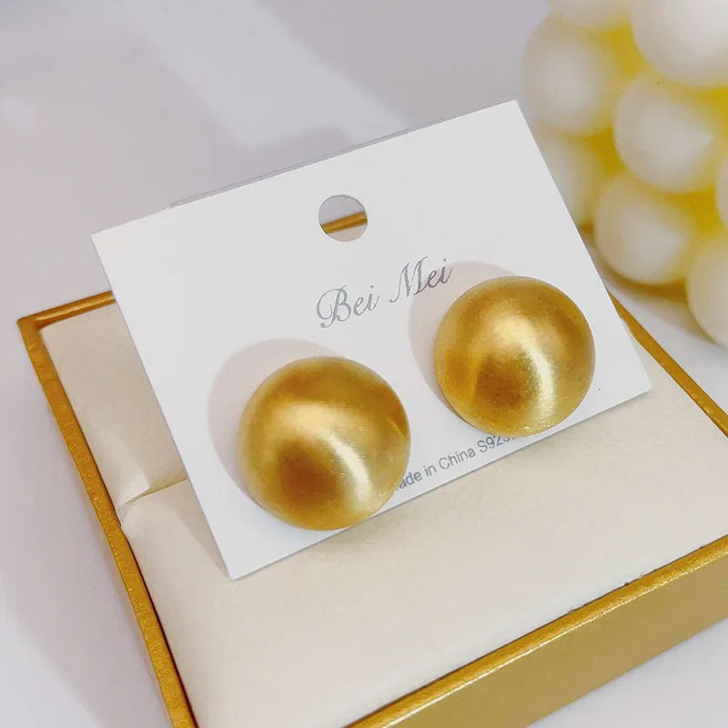 Modische Schmuckstücke: Mattgoldene Ohrringe aus 925er Silber für Frauen