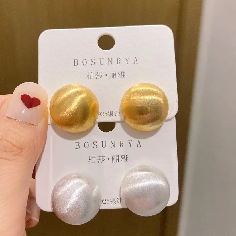 Modische Schmuckstücke: Mattgoldene Ohrringe aus 925er Silber für Frauen