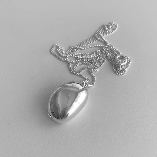 Beliebter Modeschmuck: Halskette mit glattem ovalen Metallanhänger für Frauen und Mädchen