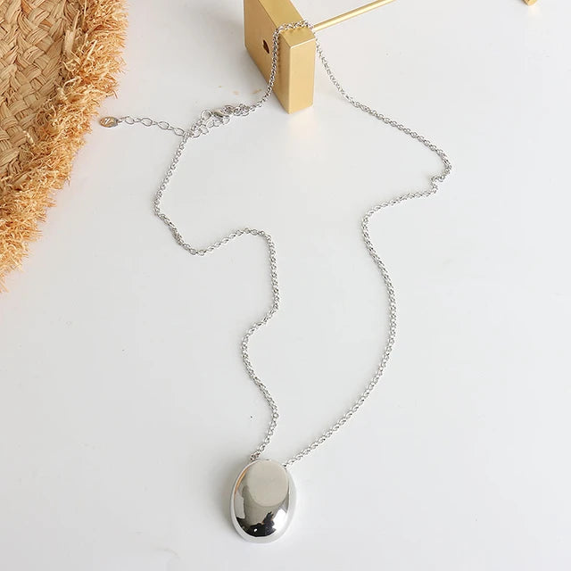 Beliebter Modeschmuck: Halskette mit glattem ovalen Metallanhänger für Frauen und Mädchen