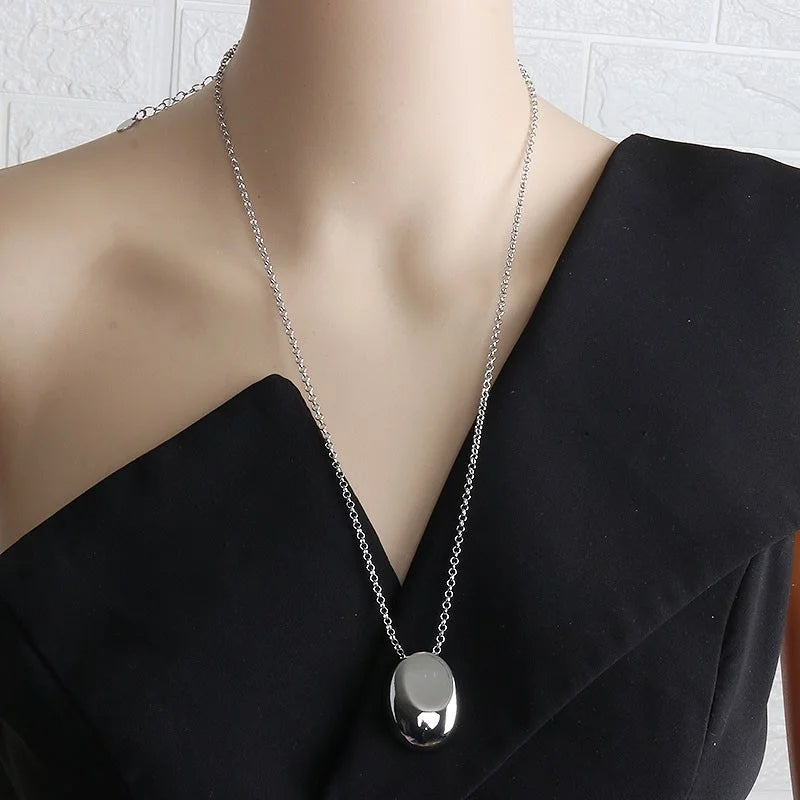 Beliebter Modeschmuck: Halskette mit glattem ovalen Metallanhänger für Frauen und Mädchen