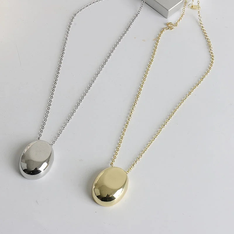 Beliebter Modeschmuck: Halskette mit glattem ovalen Metallanhänger für Frauen und Mädchen