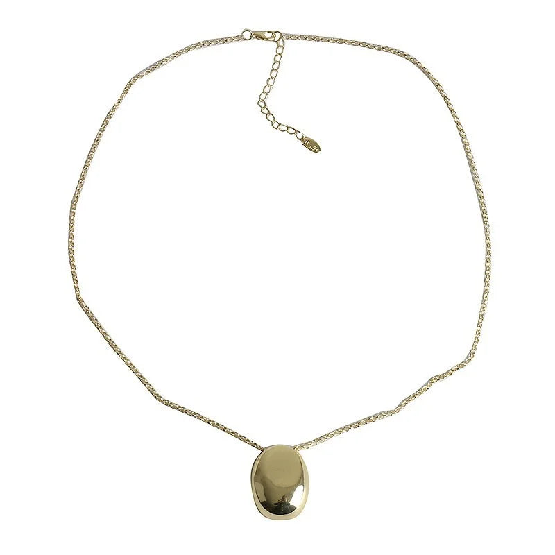 Beliebter Modeschmuck: Halskette mit glattem ovalen Metallanhänger für Frauen und Mädchen
