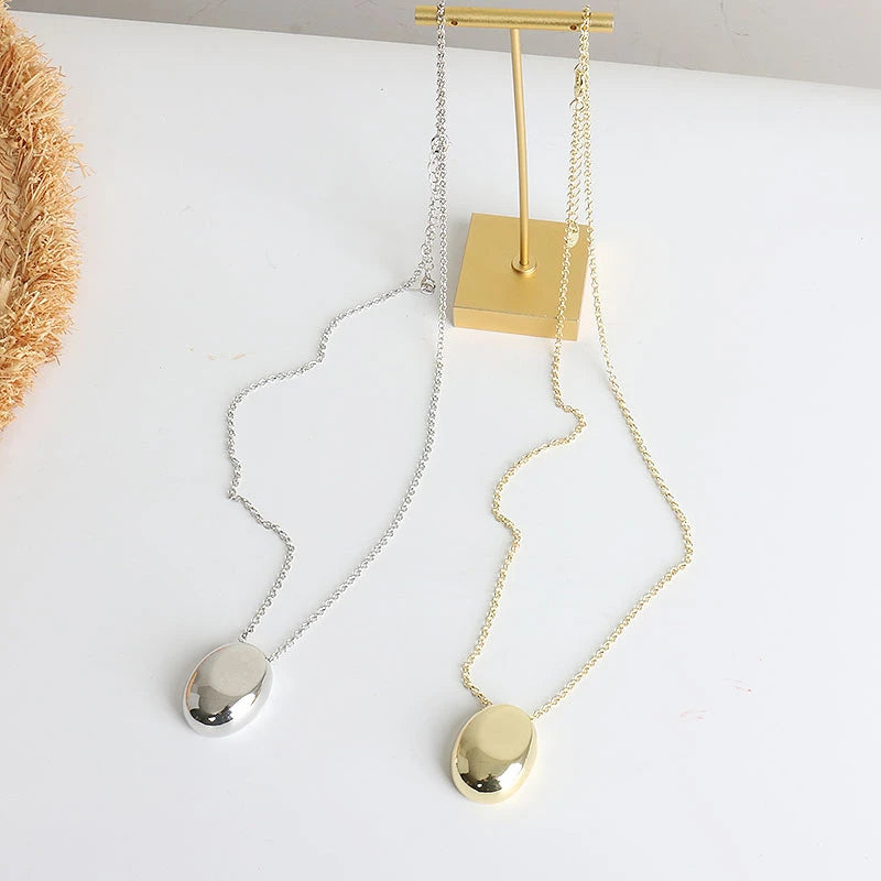 Beliebter Modeschmuck: Halskette mit glattem ovalen Metallanhänger für Frauen und Mädchen