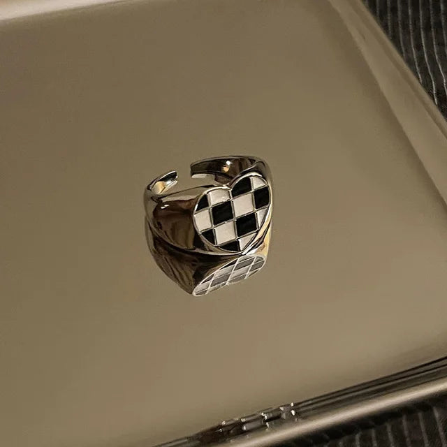 Modischer Fingerring mit Schachbrettmuster für Mädchen und Teenager