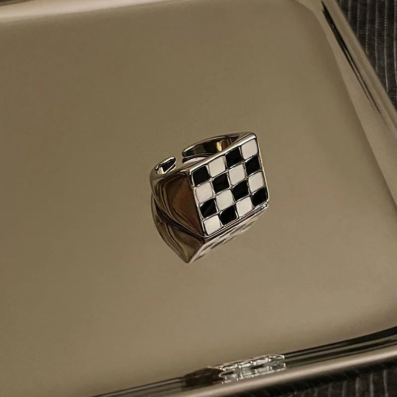 Modischer Fingerring mit Schachbrettmuster für Mädchen und Teenager