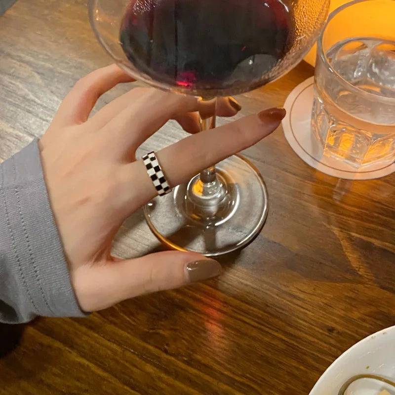 Modischer Fingerring mit Schachbrettmuster für Mädchen und Teenager