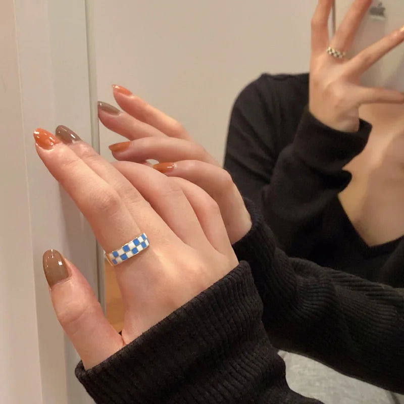 Modischer Fingerring mit Schachbrettmuster für Mädchen und Teenager