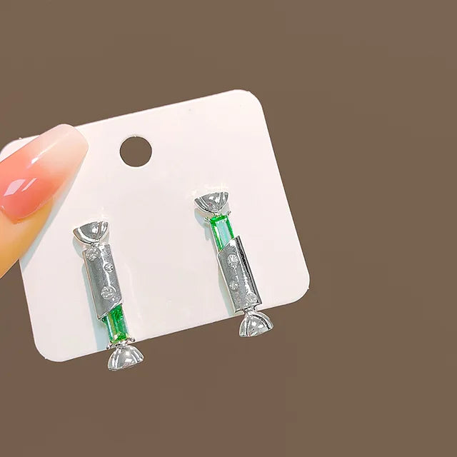 Modische süße coole Stil Zirkon Herz Ohrstecker für Frauen Mädchen Persönlichkeit Kreuz Schleife Silberfarbene Ohrringe Schmuckgeschenk