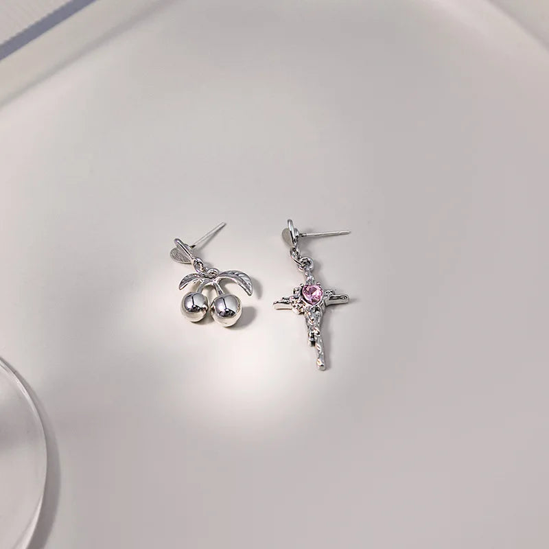 Modische süße coole Stil Zirkon Herz Ohrstecker für Frauen Mädchen Persönlichkeit Kreuz Schleife Silberfarbene Ohrringe Schmuckgeschenk