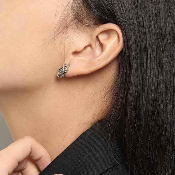 Ohrstecker aus 925er-Sterlingsilber mit unregelmäßiger Geometrie und gedrehtem Faden