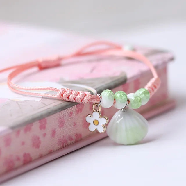 Braunes Lederarmband mit handgefertigtem Boho Gypsy Hippie Design und Stern G-Schlüssel Noten Metallcharms Holzknopf Perlen Wickelarmband Unisex verstellbar