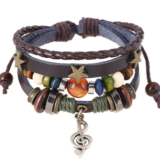 Braunes Lederarmband mit handgefertigtem Boho Gypsy Hippie Design und Stern G-Schlüssel Noten Metallcharms Holzknopf Perlen Wickelarmband Unisex verstellbar