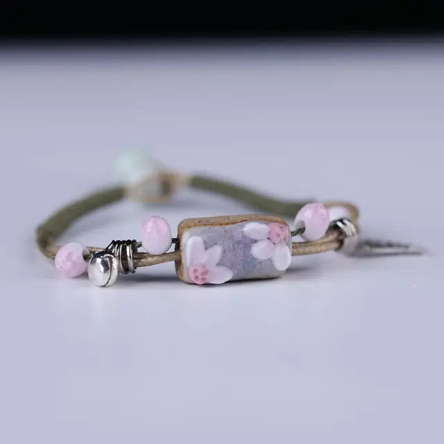 Braunes Lederarmband mit handgefertigtem Boho Gypsy Hippie Design und Stern G-Schlüssel Noten Metallcharms Holzknopf Perlen Wickelarmband Unisex verstellbar