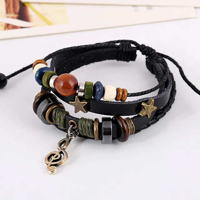 Braunes Lederarmband mit handgefertigtem Boho Gypsy Hippie Design und Stern G-Schlüssel Noten Metallcharms Holzknopf Perlen Wickelarmband Unisex verstellbar
