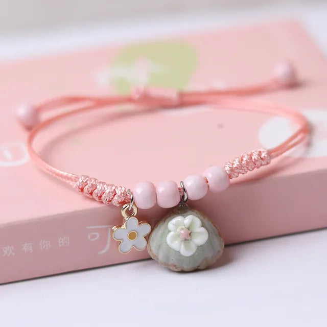 Braunes Lederarmband mit handgefertigtem Boho Gypsy Hippie Design und Stern G-Schlüssel Noten Metallcharms Holzknopf Perlen Wickelarmband Unisex verstellbar