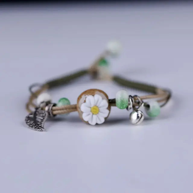 Braunes Lederarmband mit handgefertigtem Boho Gypsy Hippie Design und Stern G-Schlüssel Noten Metallcharms Holzknopf Perlen Wickelarmband Unisex verstellbar