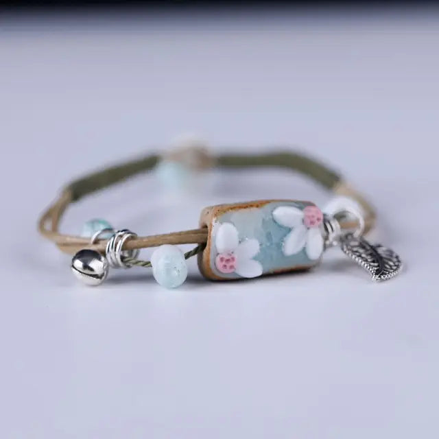 Braunes Lederarmband mit handgefertigtem Boho Gypsy Hippie Design und Stern G-Schlüssel Noten Metallcharms Holzknopf Perlen Wickelarmband Unisex verstellbar