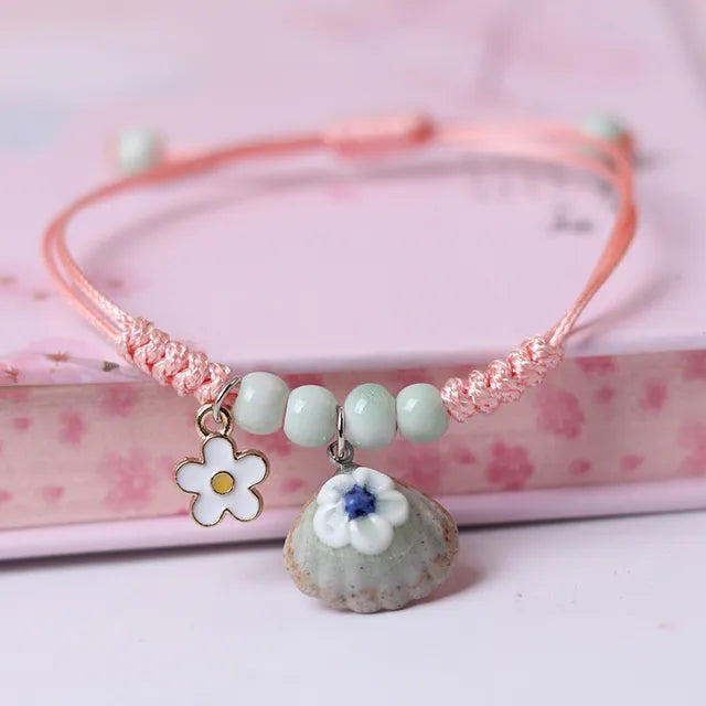 Braunes Lederarmband mit handgefertigtem Boho Gypsy Hippie Design und Stern G-Schlüssel Noten Metallcharms Holzknopf Perlen Wickelarmband Unisex verstellbar