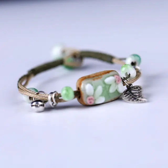 Braunes Lederarmband mit handgefertigtem Boho Gypsy Hippie Design und Stern G-Schlüssel Noten Metallcharms Holzknopf Perlen Wickelarmband Unisex verstellbar